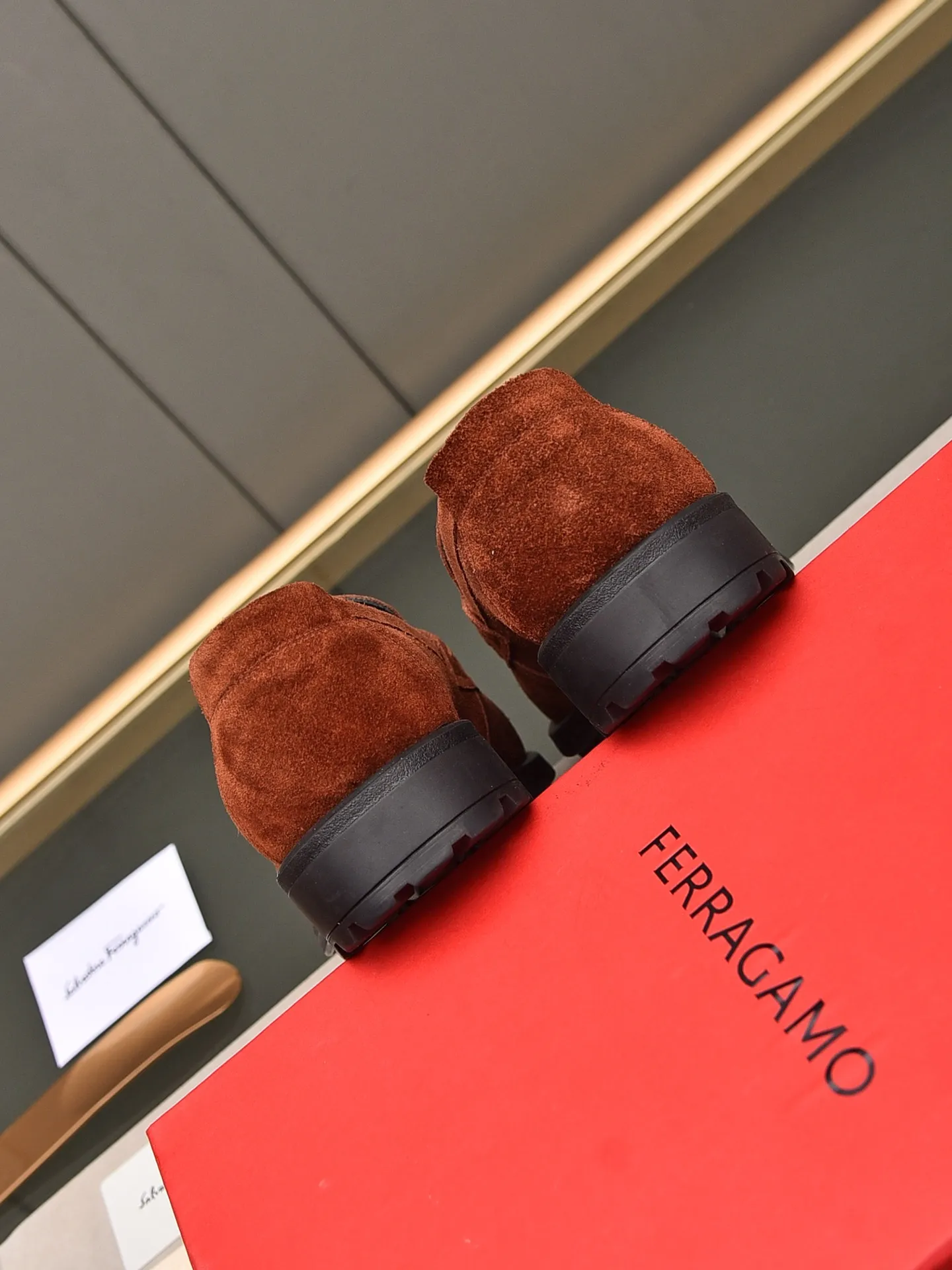 Men's shoes 💰: 500 Brand: Ferragamo Size: Men's size 38/44 (45 can be customized) Grade: Same style as the official website High-end quality men's shoes Material: Original first-layer calfskin Water-dyed cowhide lining Original outsole Style categories: Men's fashionable formal business casual leather shoes Slip-on men's shoes high-top series Young fashion European and American trends British style Casual matching Comfortable feet